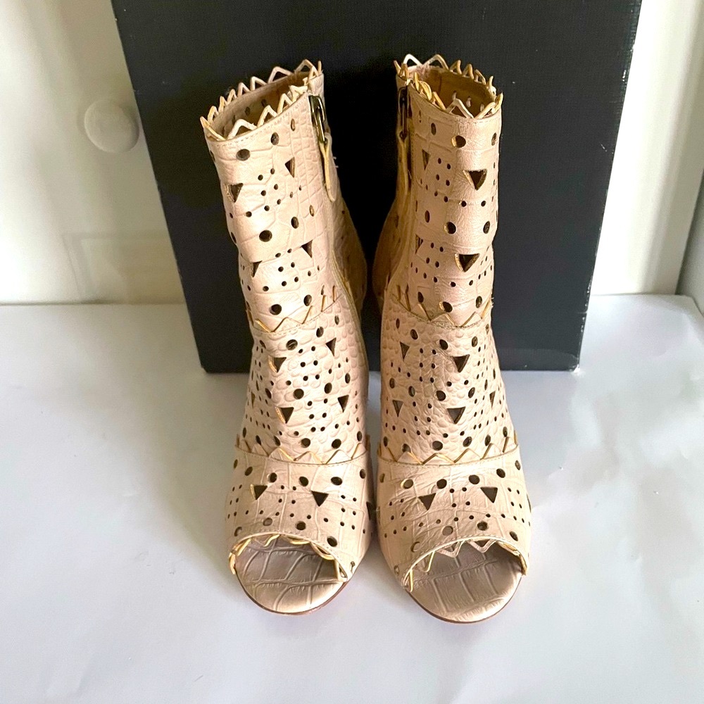 Pour La Victoire Beige Perforated Leather Peep Toe  Booties 6 EUC